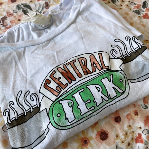 H&M T-Shirt | Central Perk Graphic | Size Medium - Picture 3 of 3